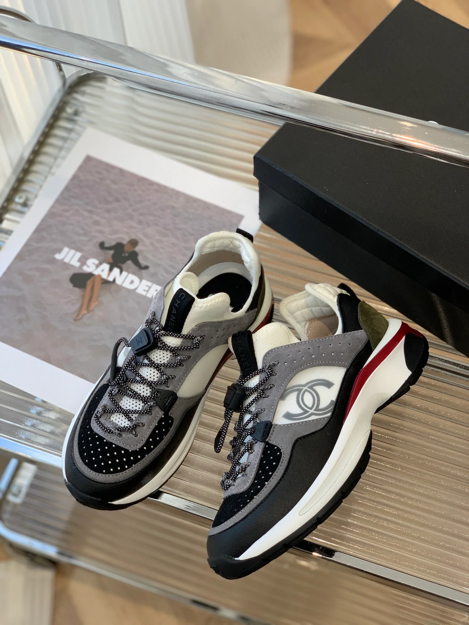 Chanel - Повседневные кроссовки - Черно-серые