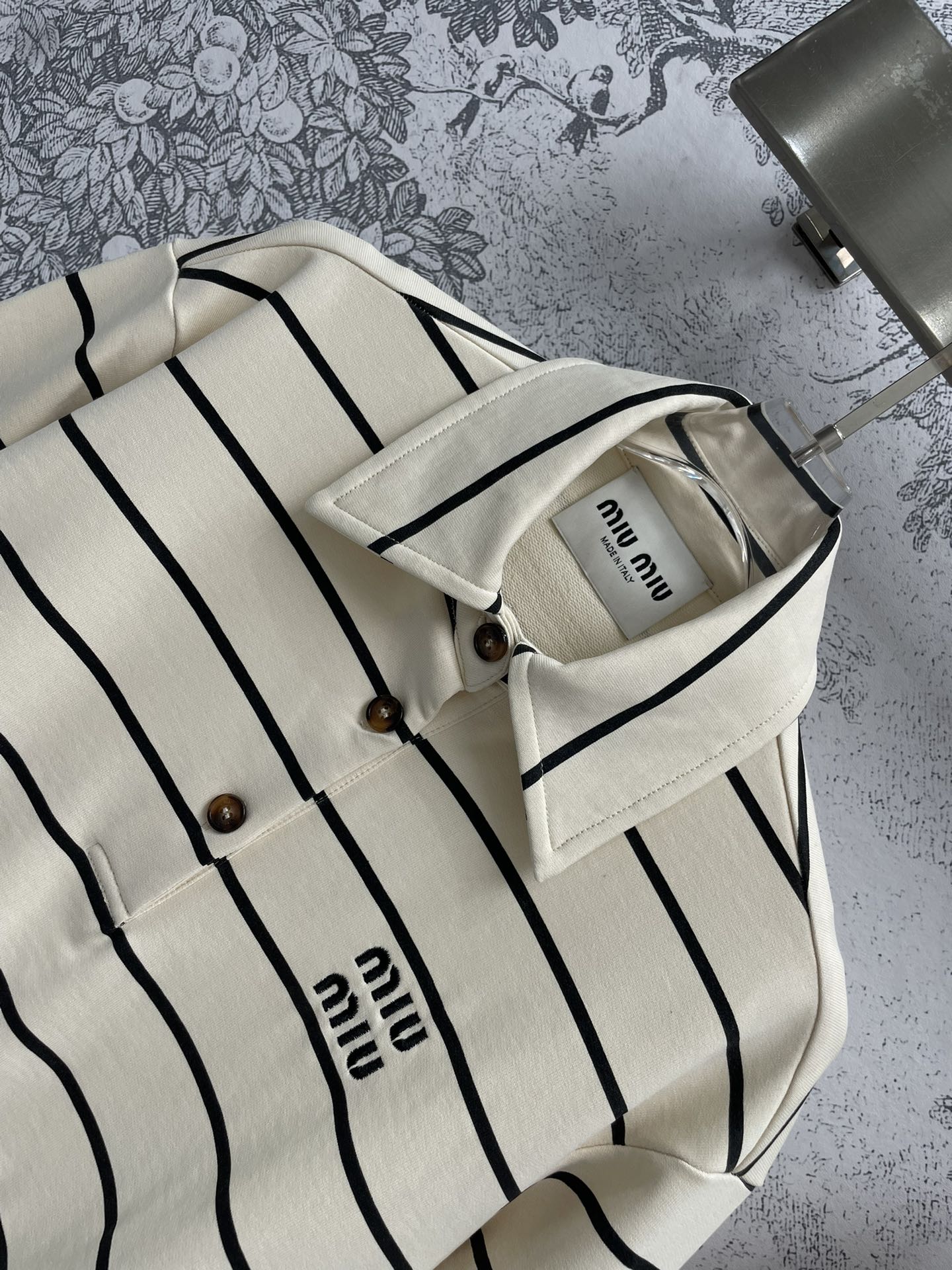 Miu Miu - 2404-24 Новый полосатый спортивный костюм: толстовка с длинными рукавами, воротником и застежкой на половину пуговиц, шорты на эластичном поясе.