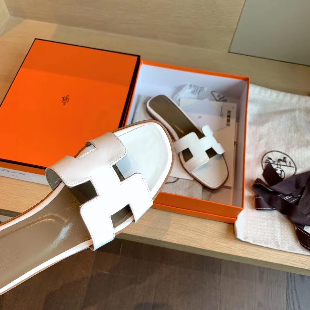 Классические домашние тапочки Hermes с буквой H — лакированная кожа, белые.