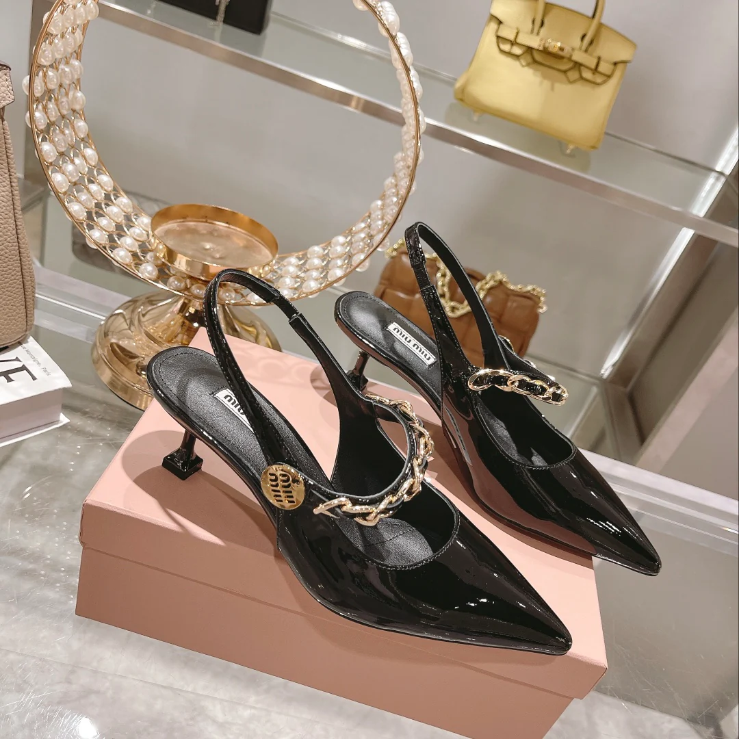 Новинка осенне-зимней коллекции Miu Miu 2022 — Туфли на каблуке с острым носком и разрезом — Черные — 1