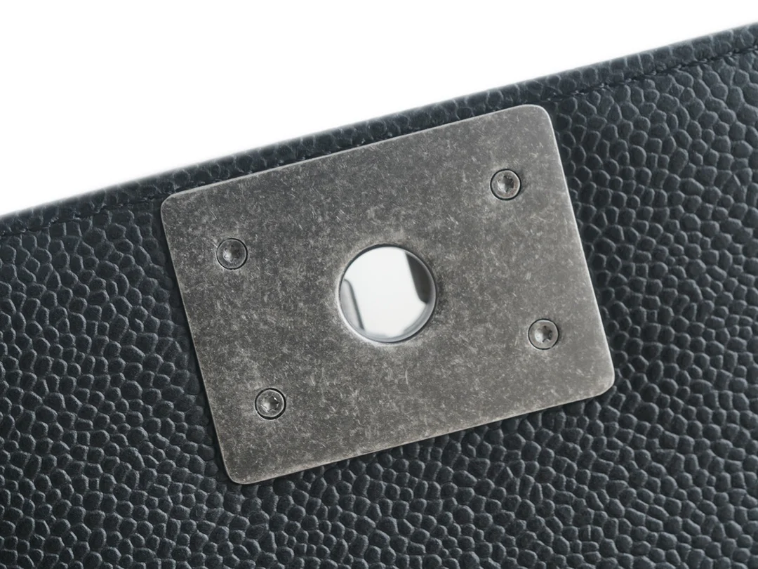 Коллекция Chanel Le Boy - Черная кожа личи, винтажная серебряная пряжка - 25 см