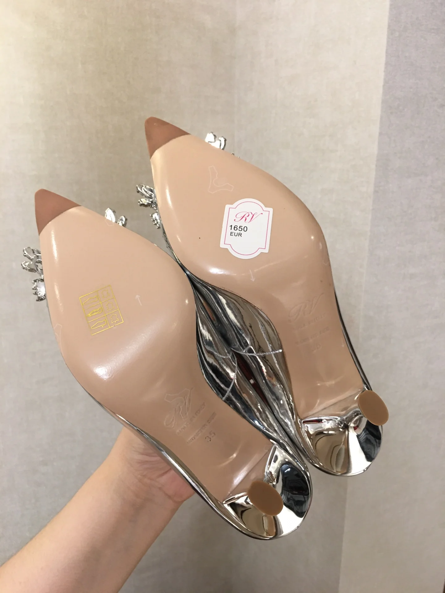 Туфли RV - туфли на высоком каблуке с острым носком и бриллиантовой пряжкой - серебристые