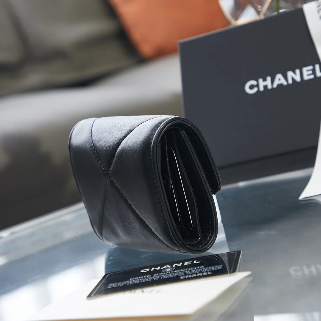 Короткий трехсекционный кошелек Chanel Series 19 - черный