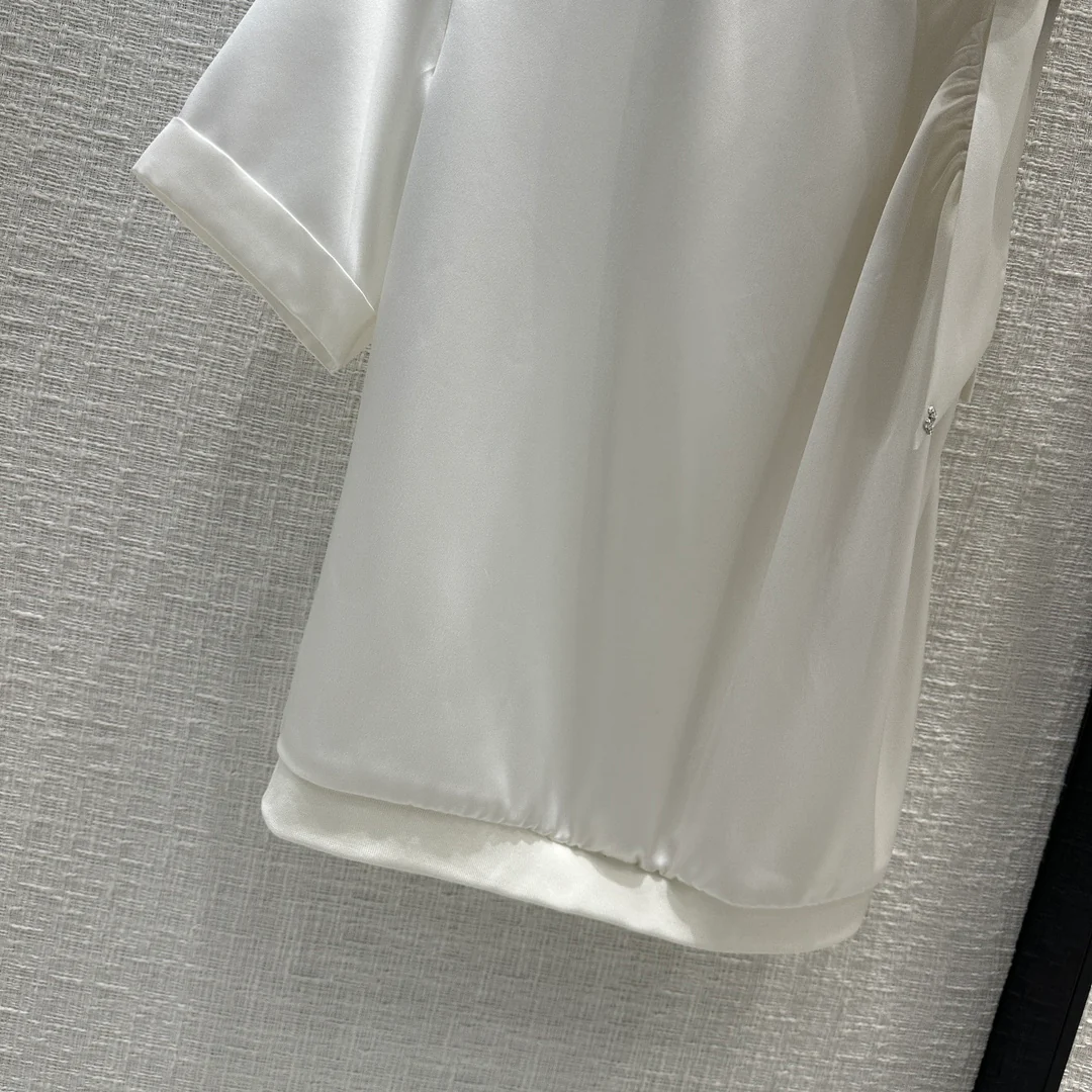 Новая коллекция Chanel Весна/Лето 2024: Топ с бантом, круглым вырезом и одним рукавом - Белый