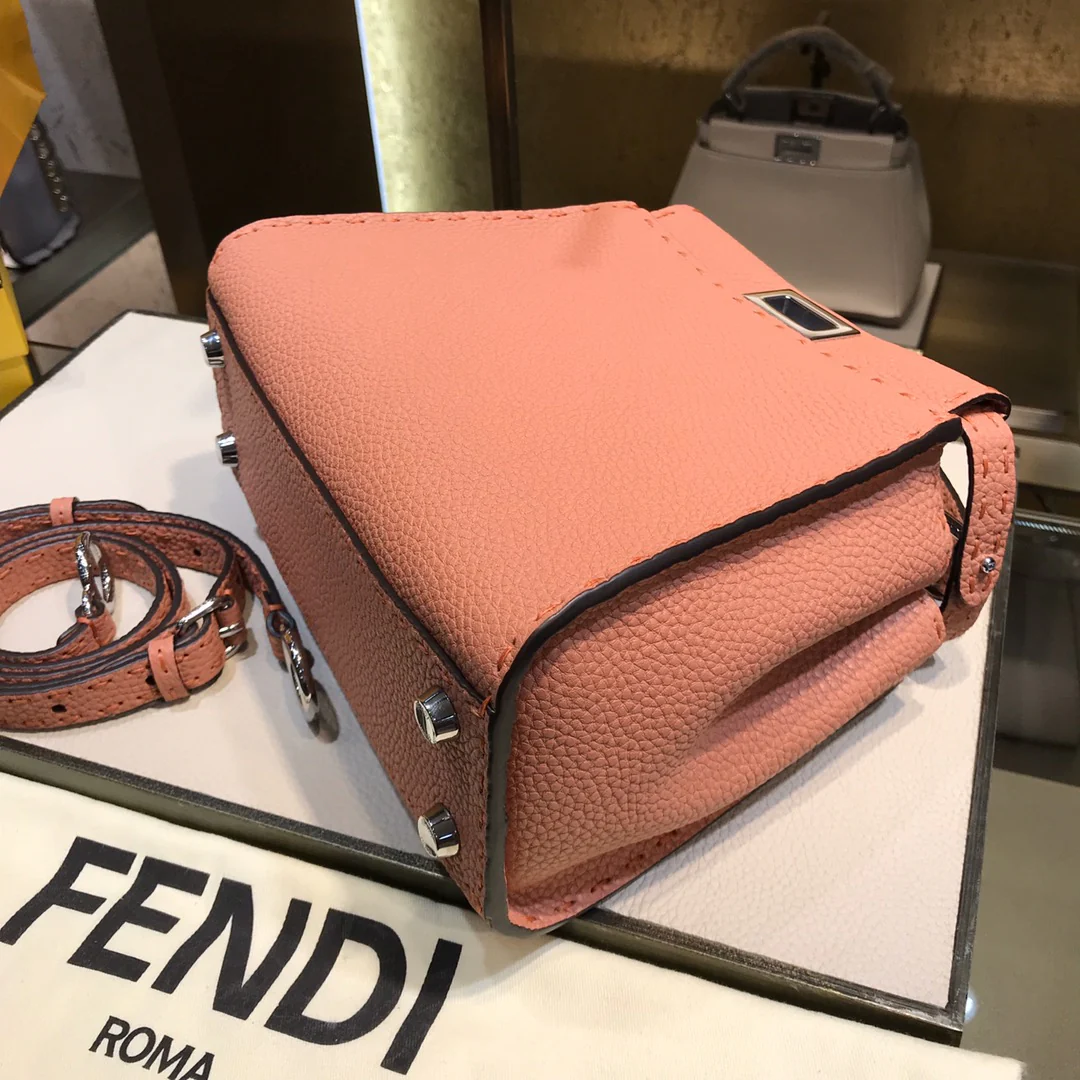 Розовая мини-сумка Fendi Peekaboo Selleria