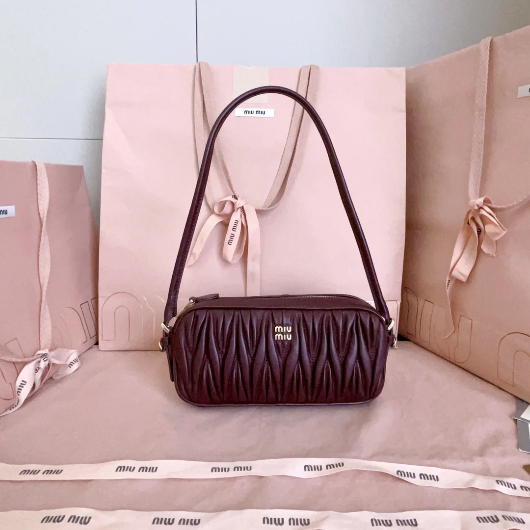 Сумка для маджонга Miu Miu-5ne024 с текстурированной вышивкой, винно-красного цвета.