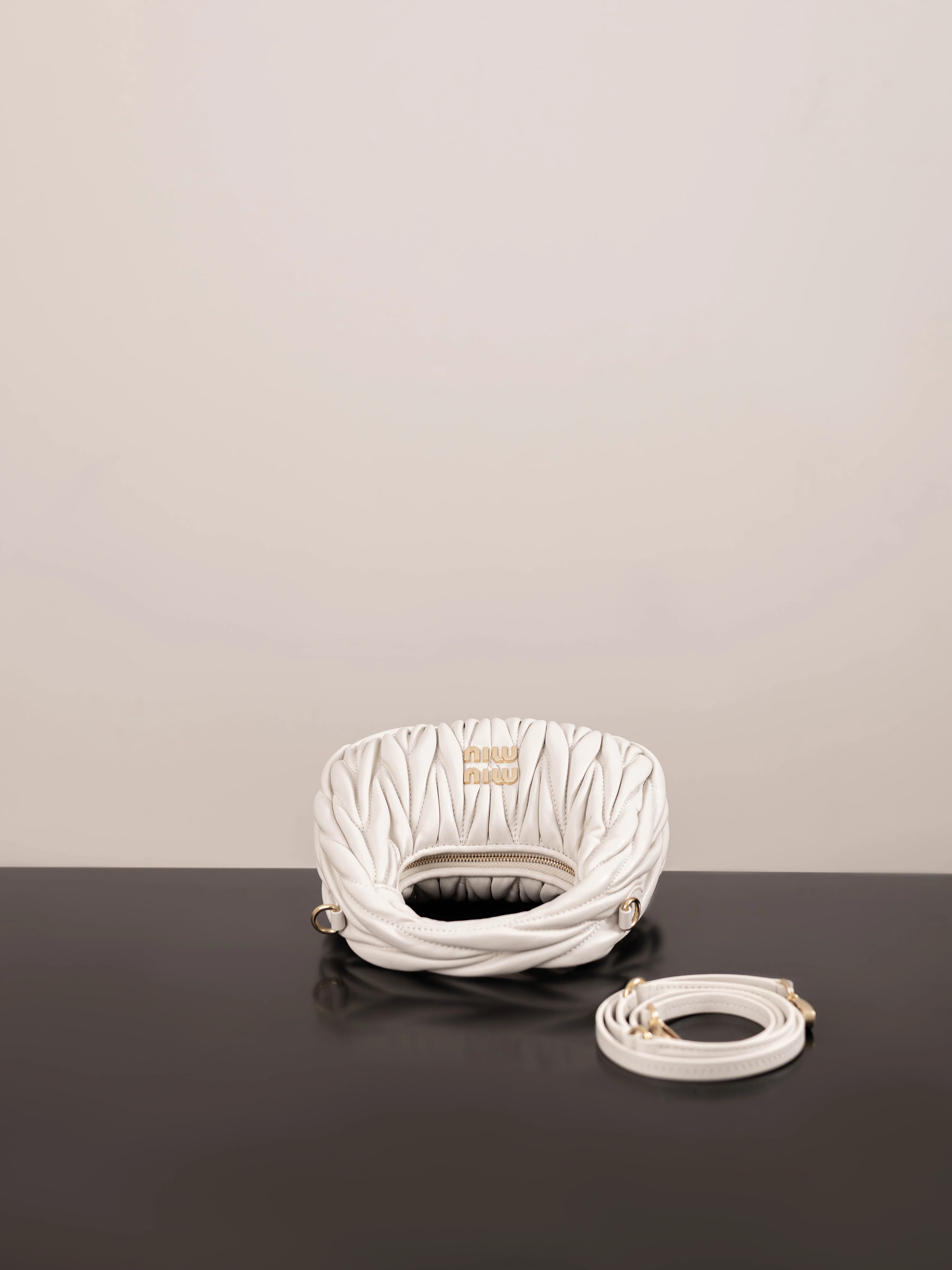 Miu Miu - Миниатюрная сумочка из овечьей кожи - Белая