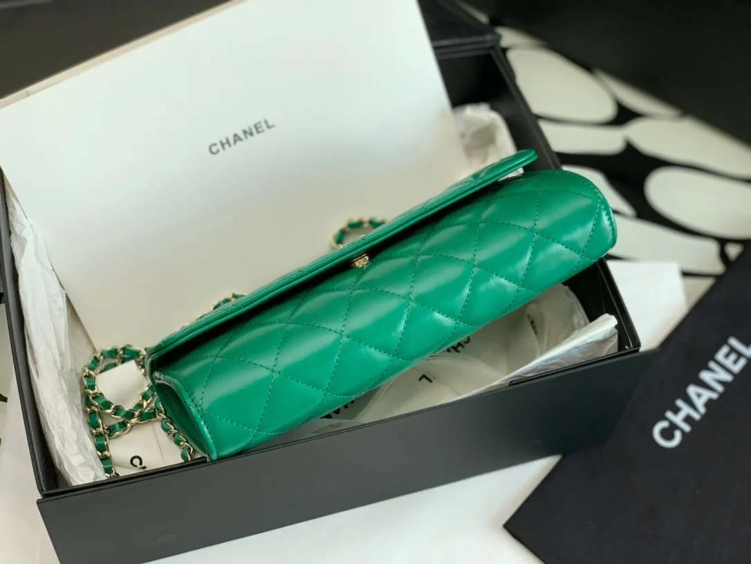 Новая вечерняя сумочка Chanel 2022 года - зеленая.