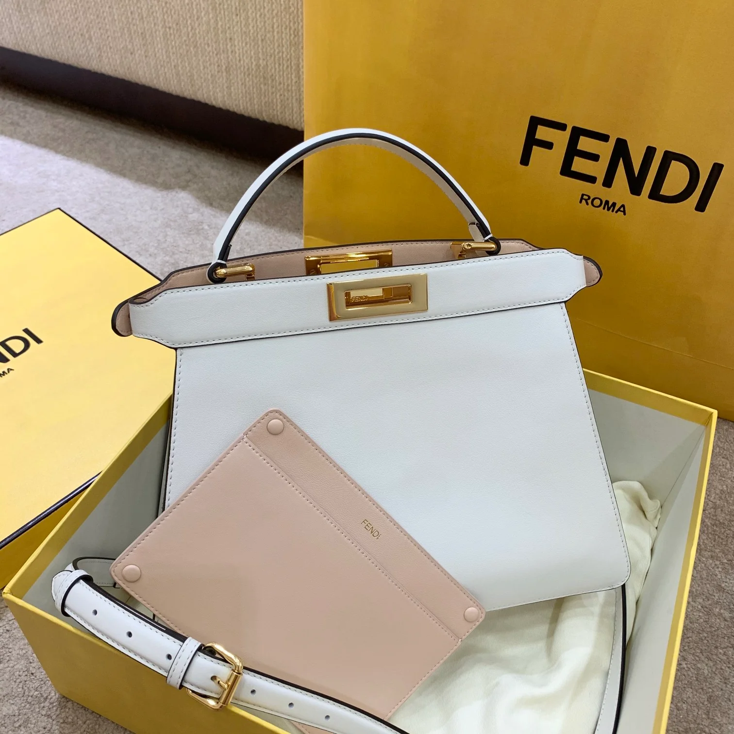 Белая кожаная сумка Fendi Peekaboo i Seey среднего размера