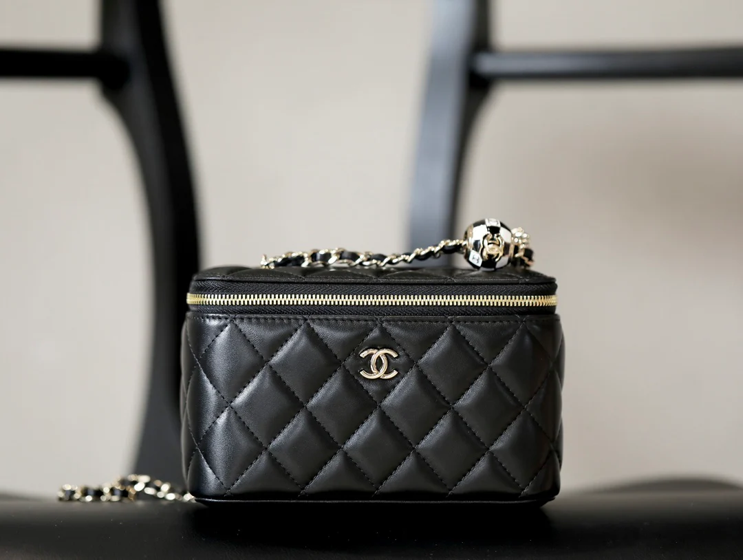 Новые поступления коллекции Chanel весна/лето 2023 - Футбольная коллекция - Длинная коробка с цепочкой и мячом - Черная