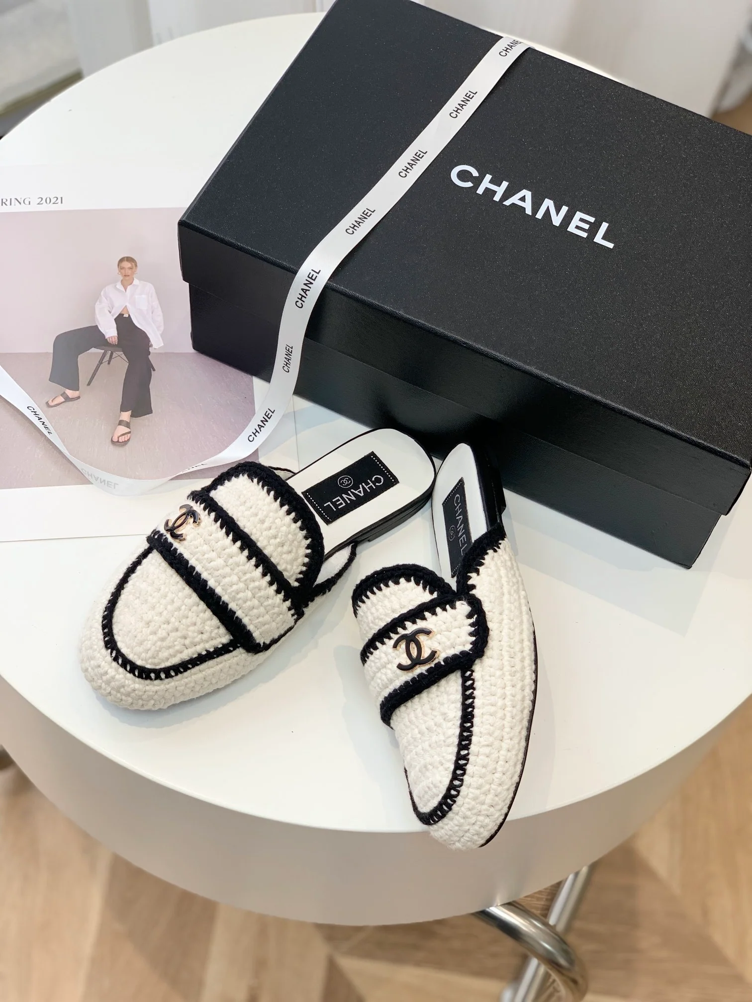 Новинка весны 2023 года от Chanel - плетеные тапочки ?Камелия?.