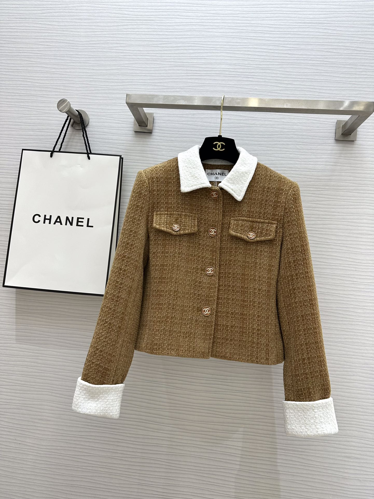 Chanel 2403-24 Ранняя весна. Новое шерстяное пальто с цветовыми блоками и декорированными рукавами.