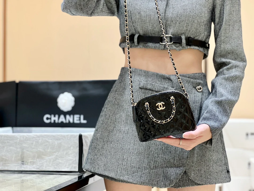 Новинка сезона весна/лето 2023 от Chanel - сумка Shell из лакированной кожи - черная - фотографии в действии.
