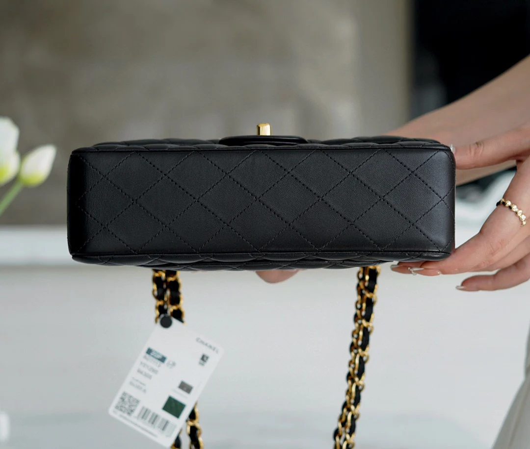 Сумка Chanel CF Medium - 23 см - из черной овечьей кожи с золотой пряжкой - CF23