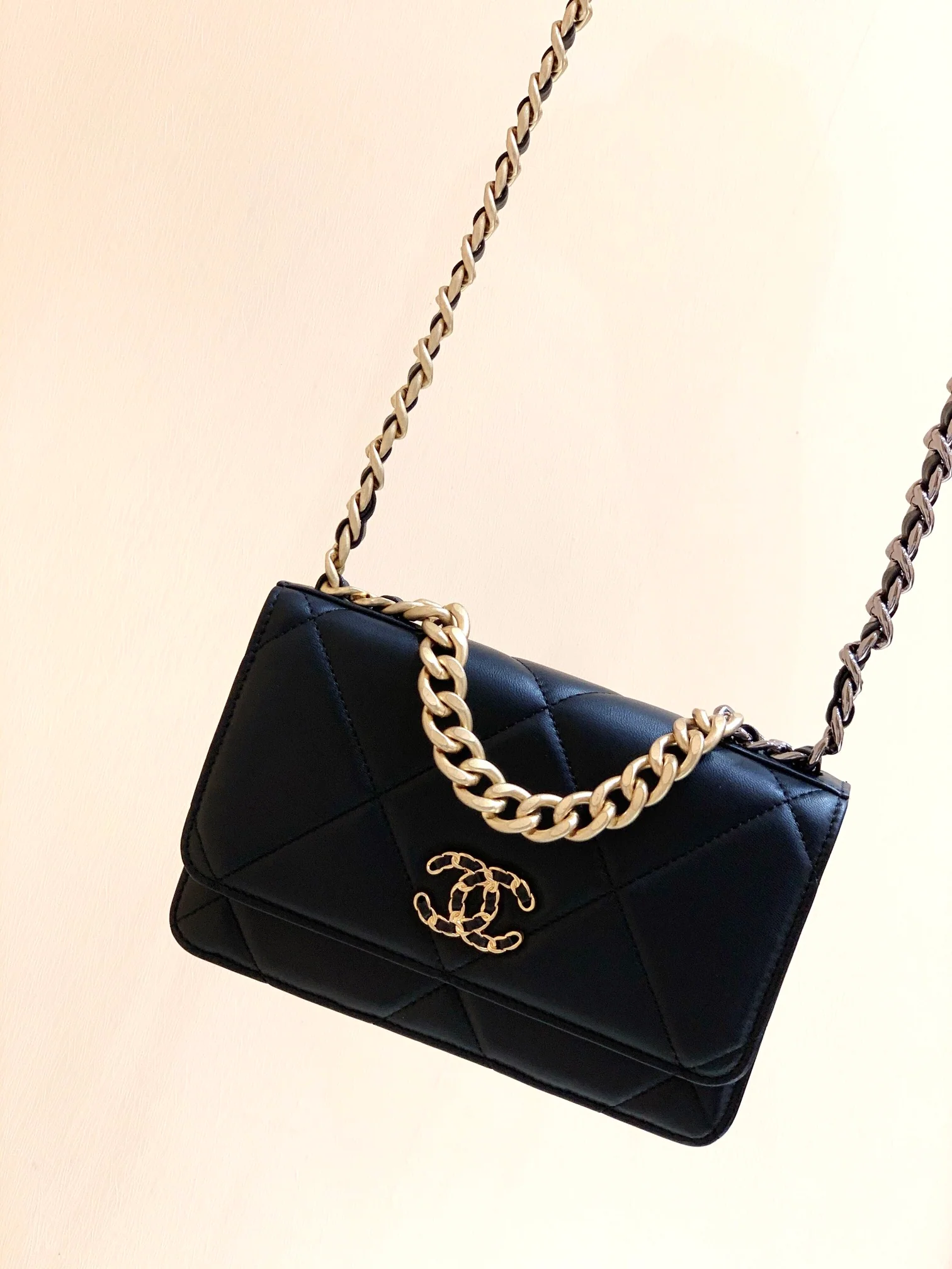 Сумка-клатч/кроссбоди Chanel Classic Logo Quilted WOC 2019 года, черная.