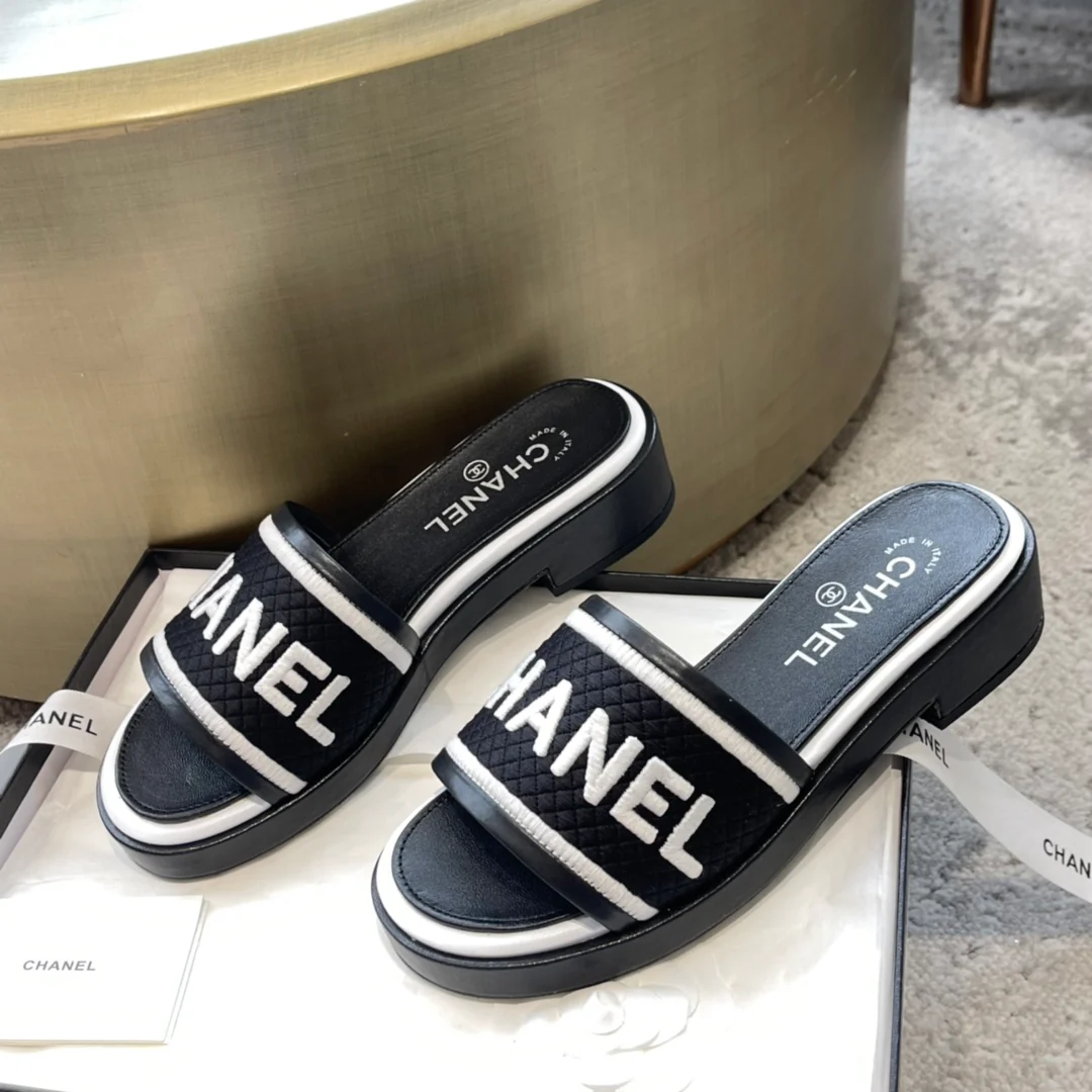 Новинка сезона весна/лето 2023 от Chanel - Плетеные тапочки - Белые