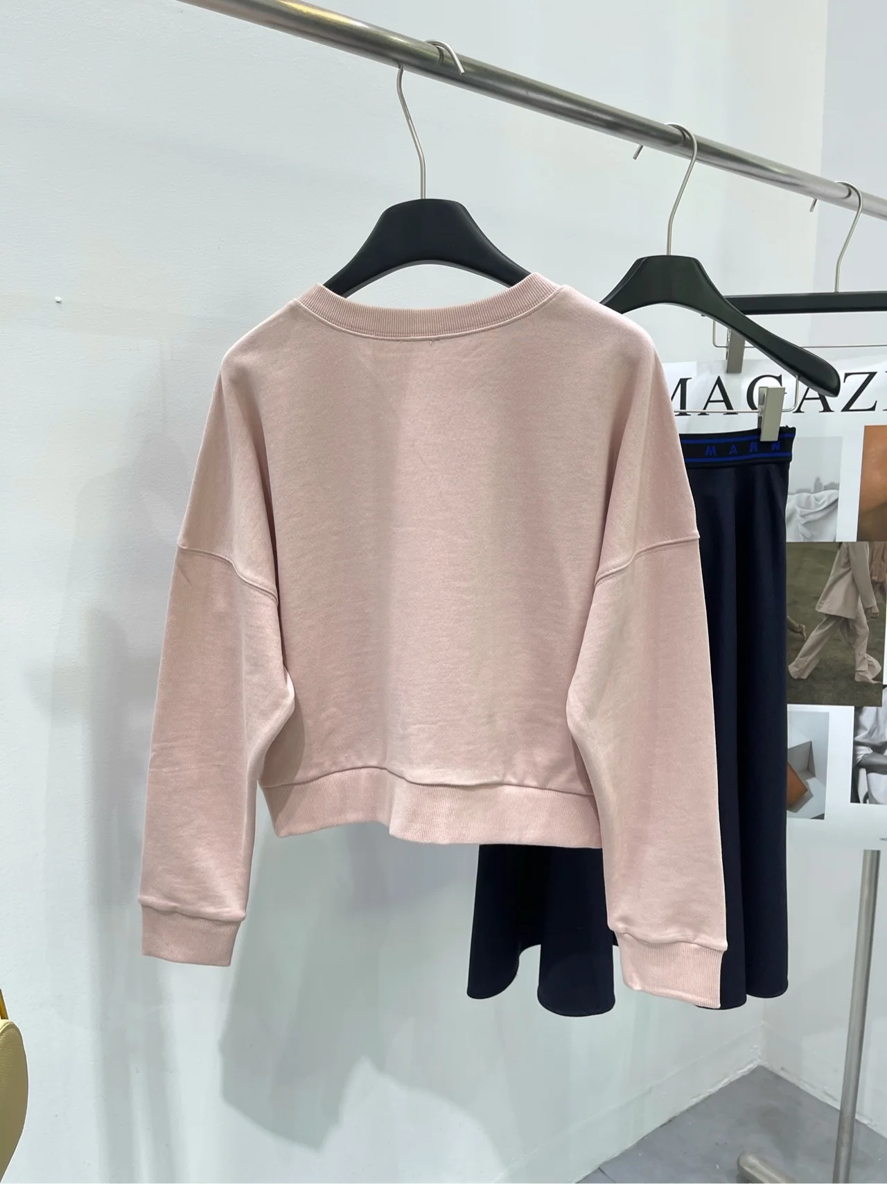 Celine-2403 Розовая флокированная футболка с круглым вырезом и буквами для колледжа