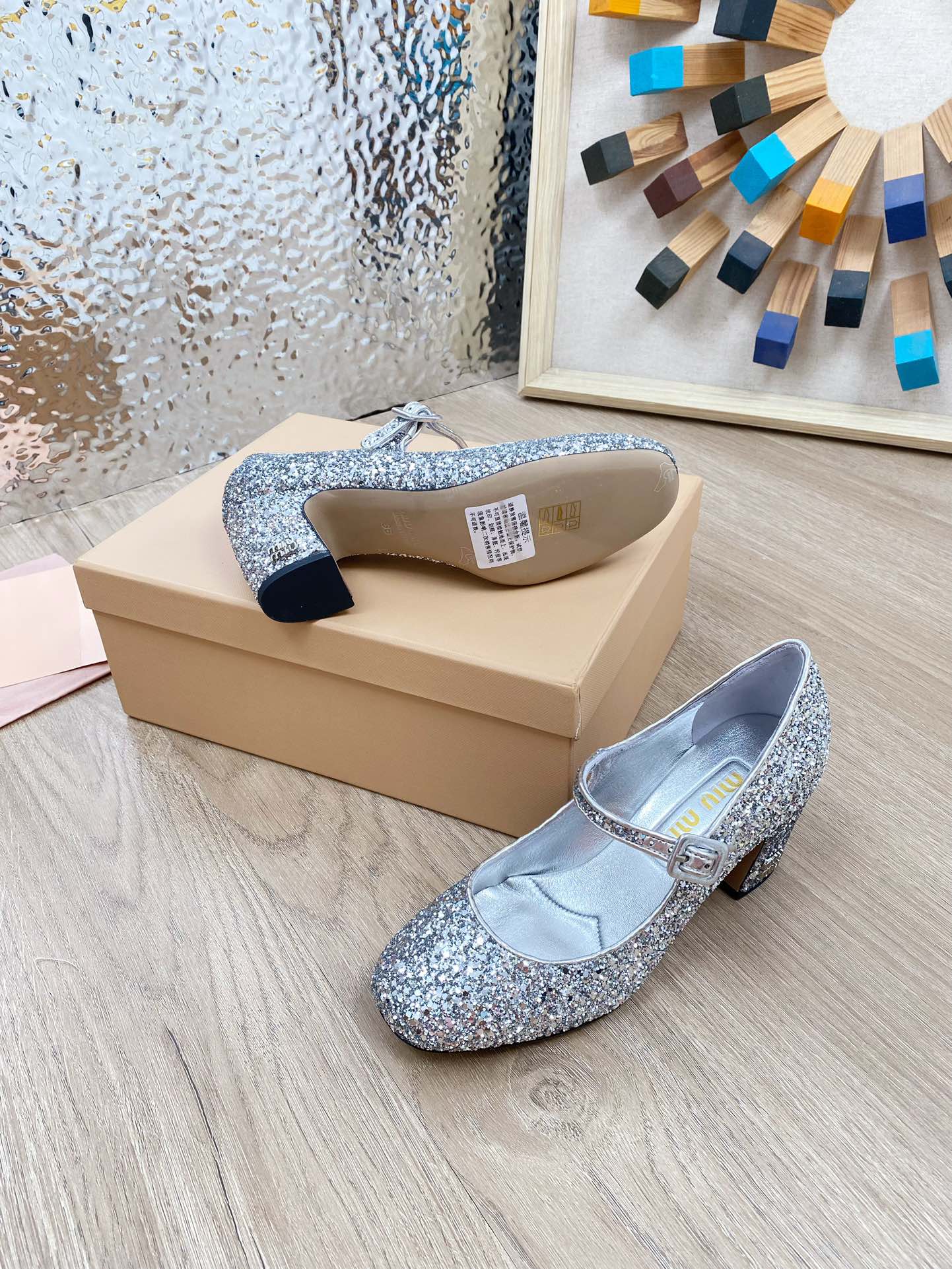 Новинка весны 2023 года от Miu Miu - Туфли на массивном каблуке Greta из лакированной кожи - Серебристые