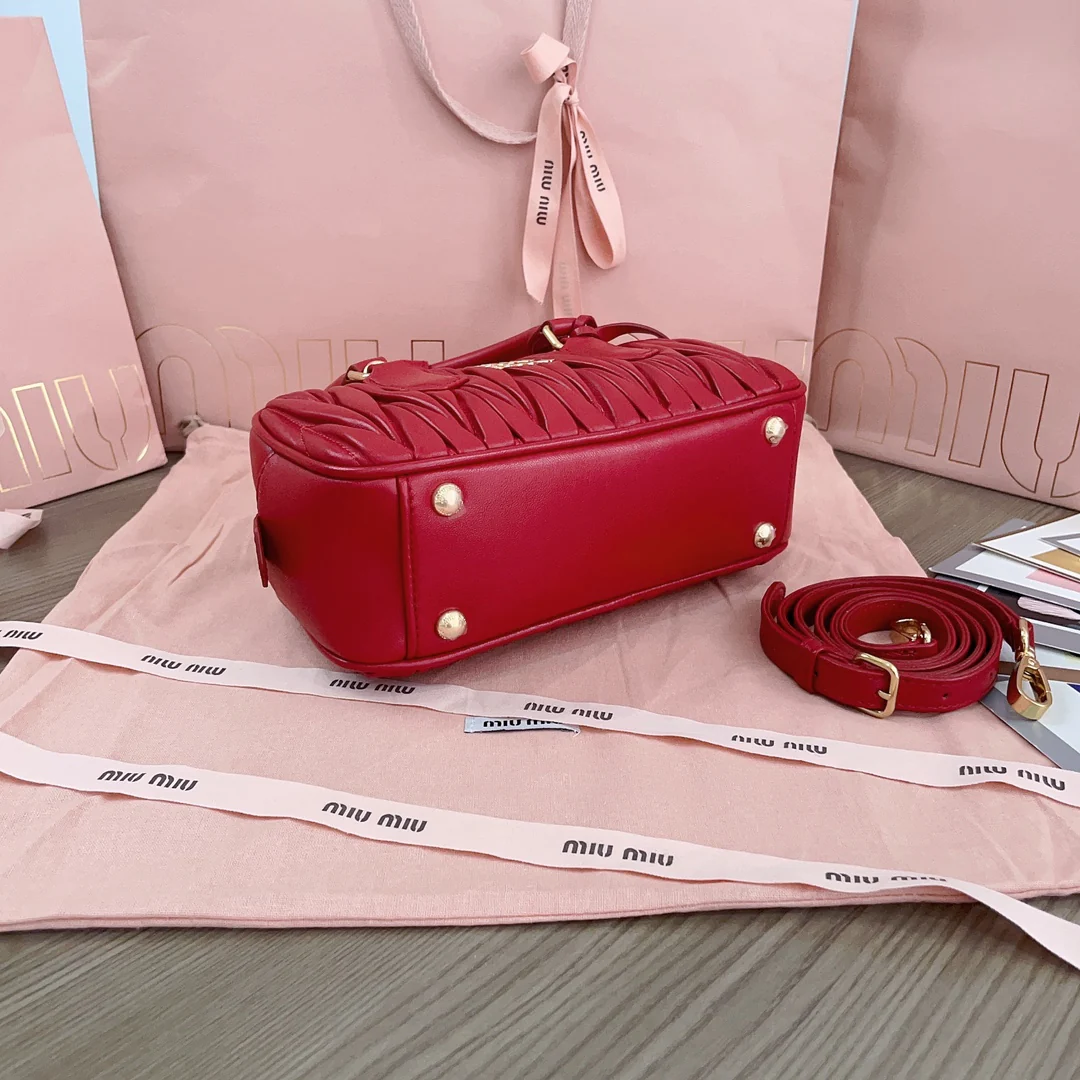 Сумка для боулинга Miu Miu 5bb142 с матовым узором - красная.