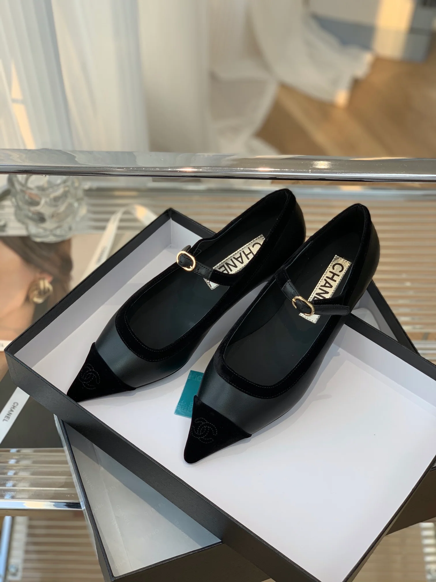 Туфли ?Мэри Джейн? от Chanel — бархат с отделкой из овечьей кожи — серые.