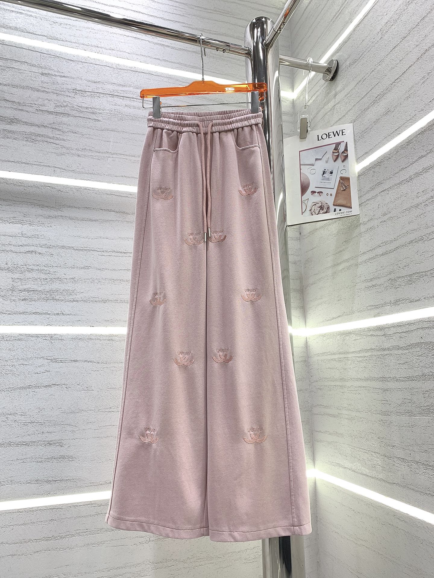 Chanel 2403 - Новые повседневные брюки А-силуэта с вышитым логотипом и эффектом потертости