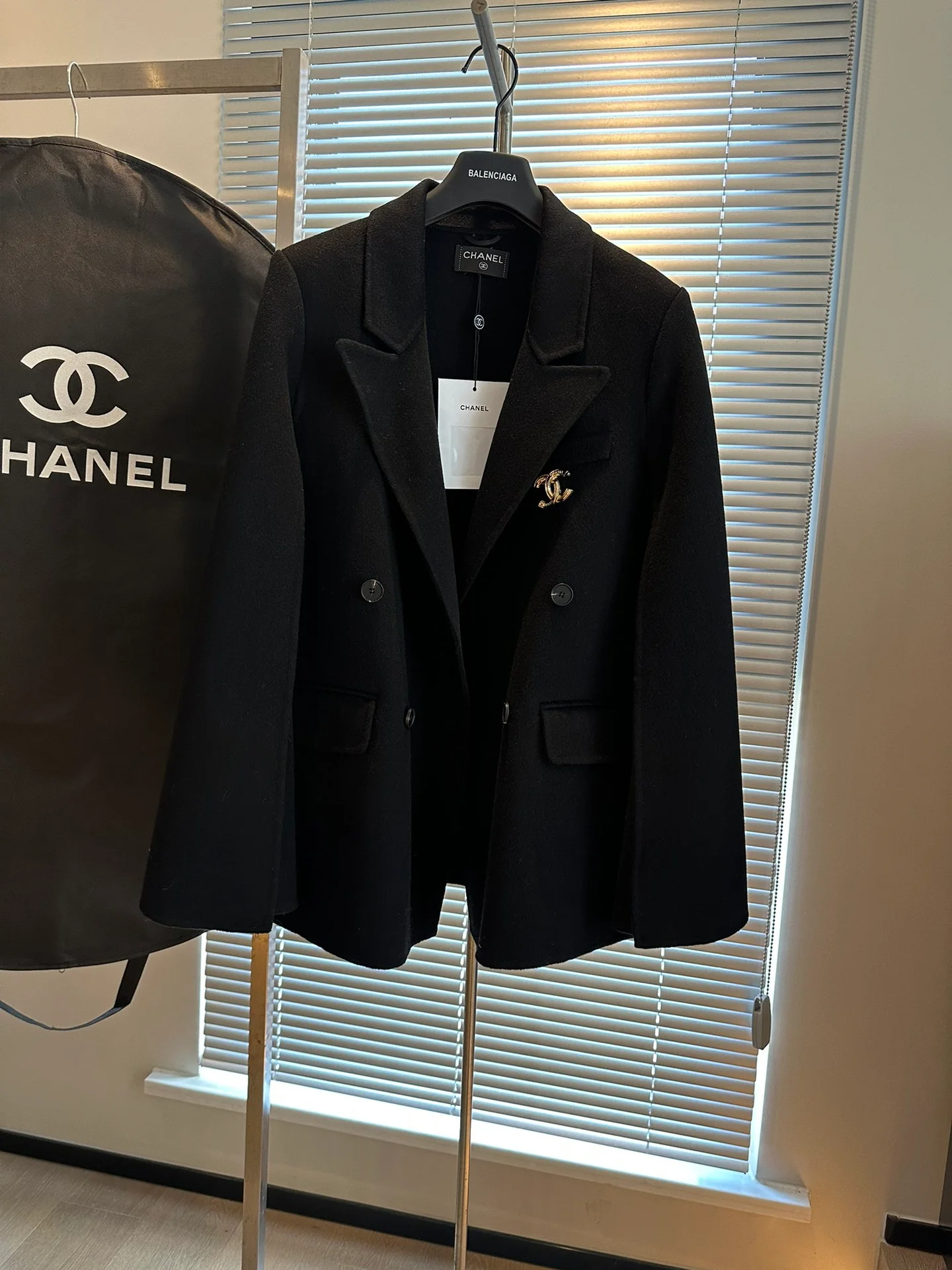 Chanel 2403 - Элегантный шерстяной костюм с высококачественной накидкой - Черный