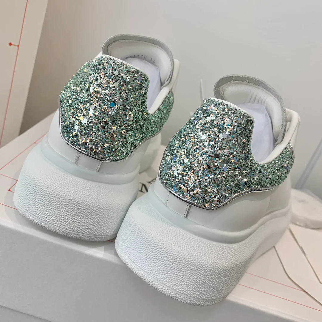 Классические белые кроссовки McQueen - ярко-розовая пятка - зеленые