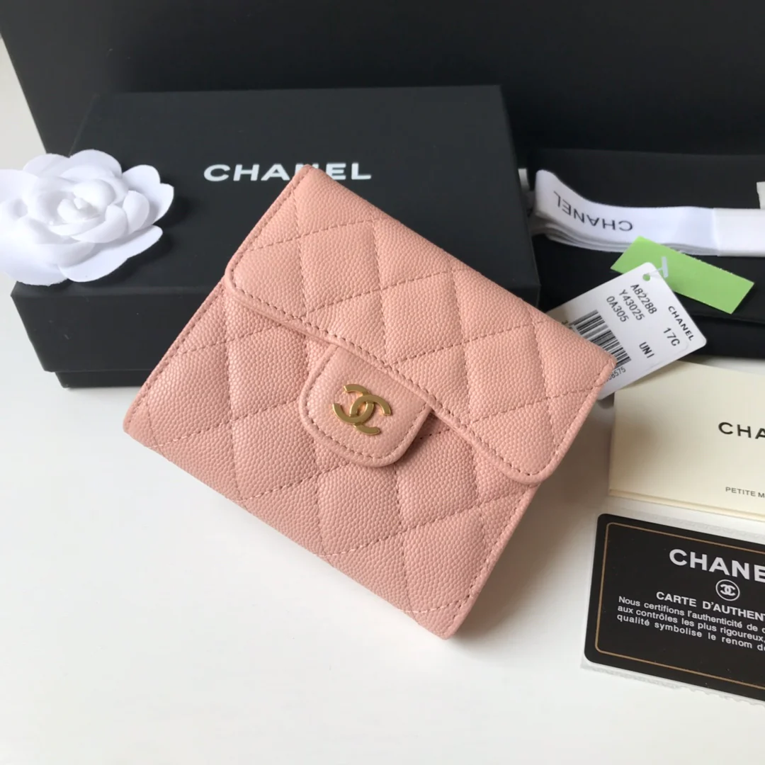 Трехсекционный кошелек Chanel - розовый, из кожи с шариковым узором и золотой пряжкой.