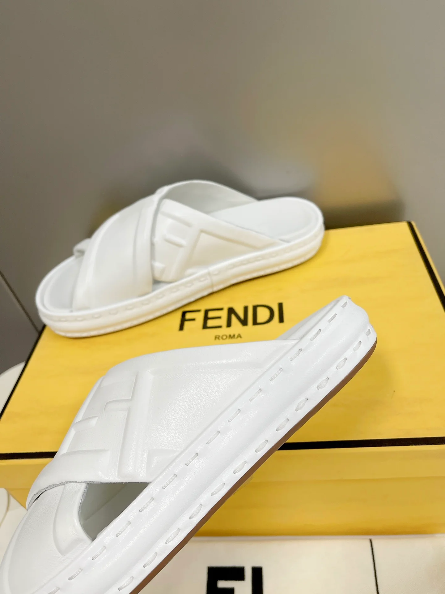 Fendi - Тапочки ?Белый хлеб?