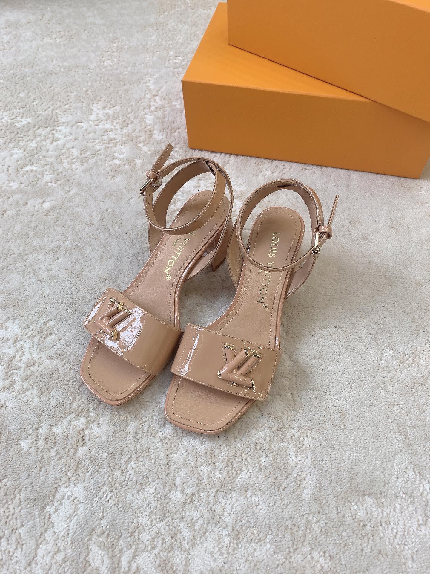 Новинка сезона весна/лето 2023 от LV - Сандалии на низком каблуке - Абрикосовый цвет