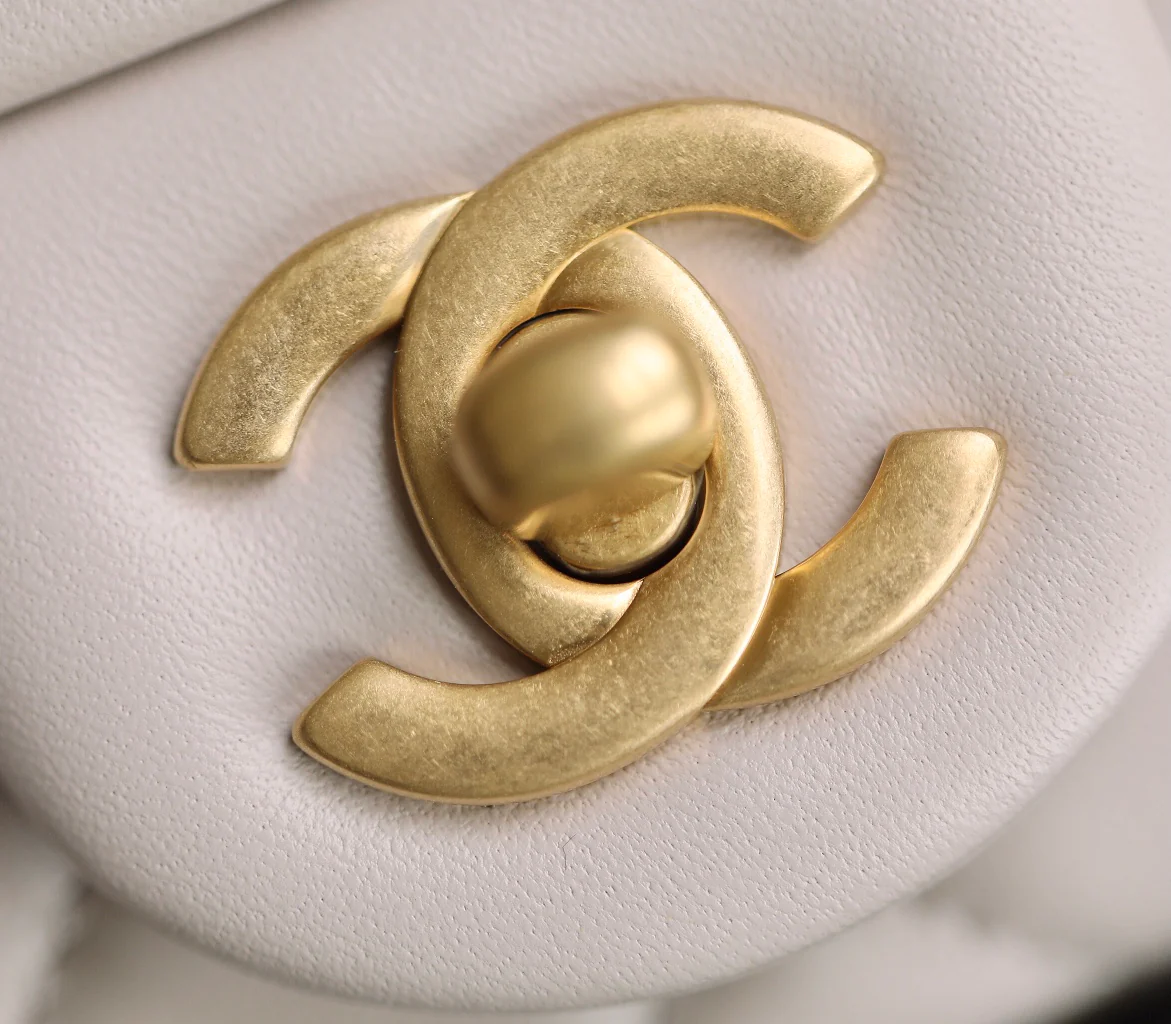 Chanel - Сумка-клатч Golden Globe Square Flap Bag - 18 см - из овечьей кожи