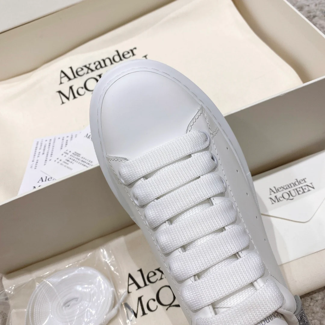 Классические белые кроссовки McQueen - ярко-розовый каблук - серые