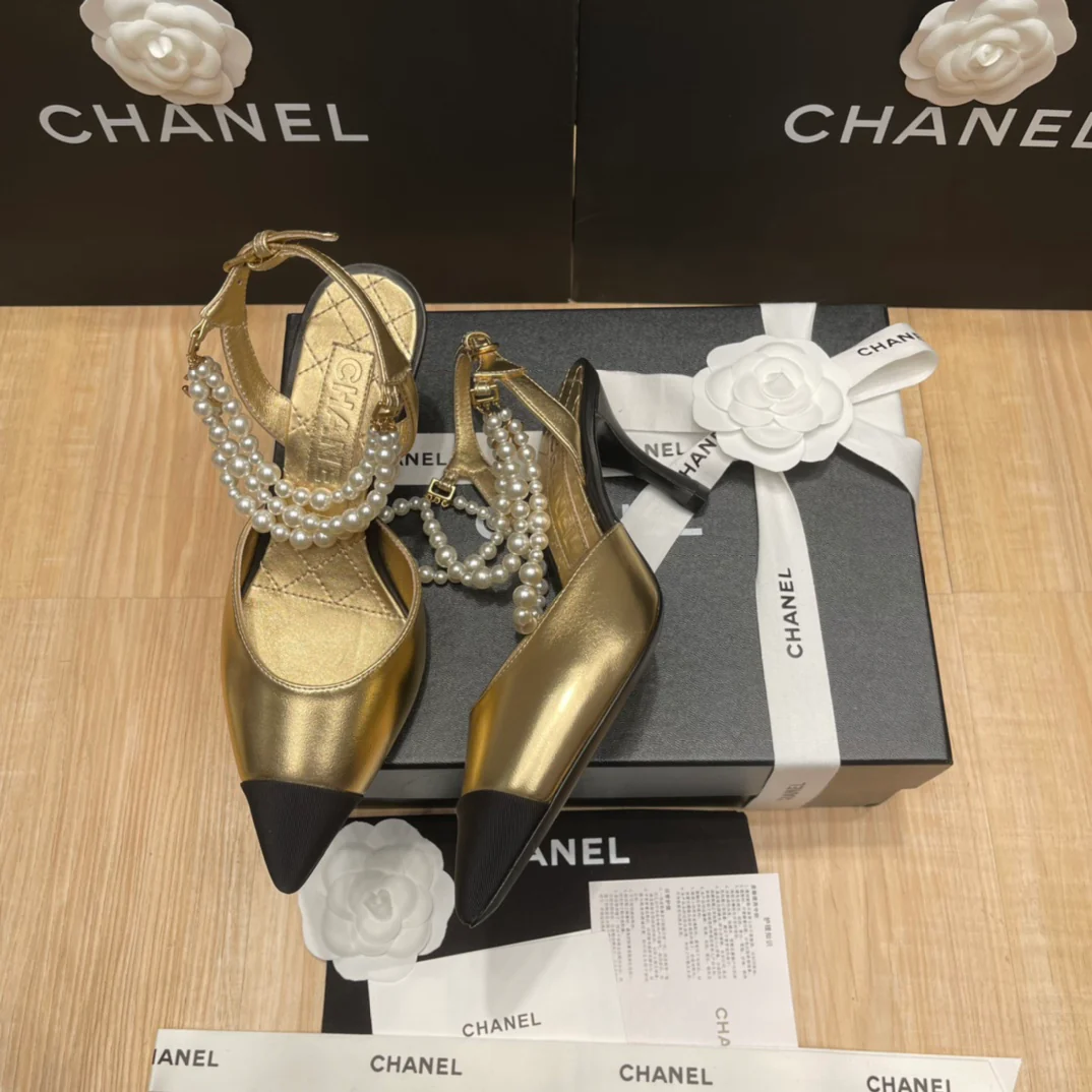 Chanel - Босоножки на шпильке, вышитые жемчугом