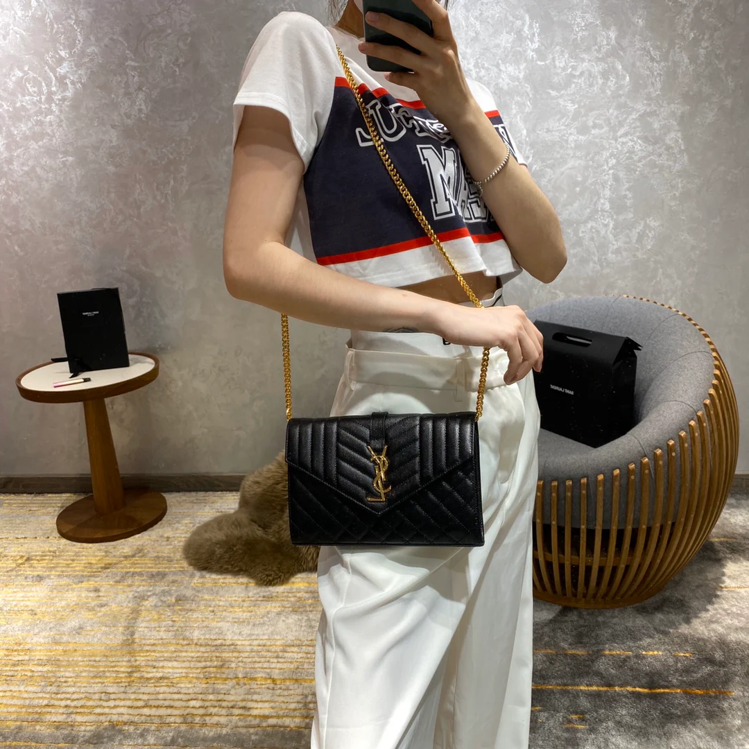 Сумка-конверт YSL с монограммой и икрой и V-образным ромбовидным узором