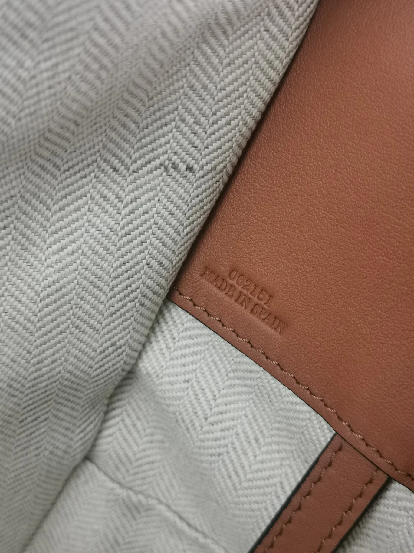 Гамак Loewe, маленький, 13,5x25x30 см, в горчично-белую полоску, однотонная кожа.