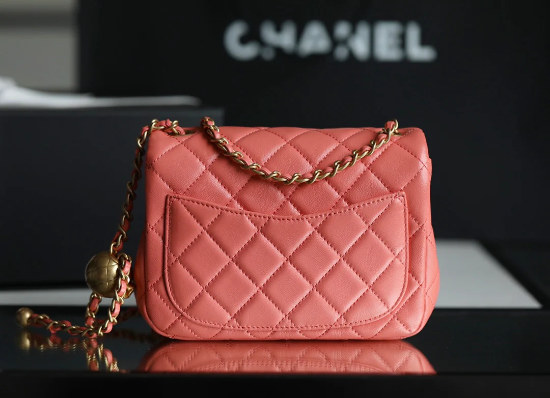 Сумка Chanel Gold Globe Square Fat Flap Bag - кораллово-розовая.