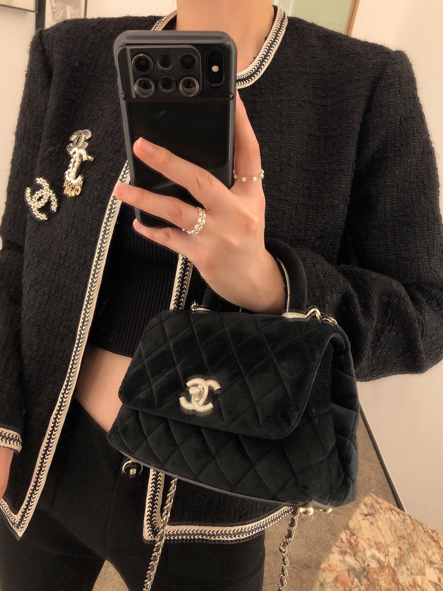 Мини-сумка Chanel Coco Handle из черного бархата с бриллиантовой пряжкой