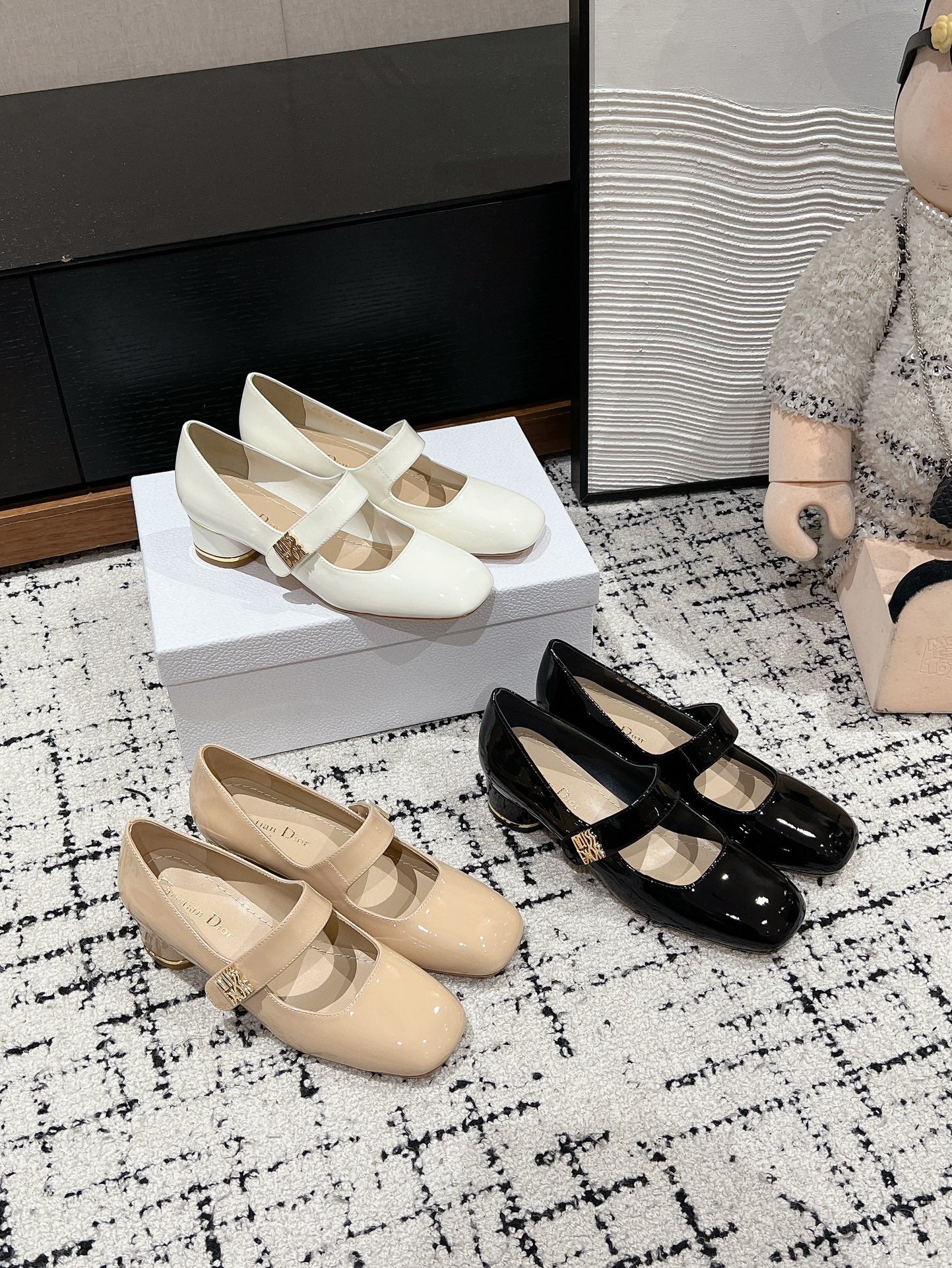 Туфли Dior Mary Jane на низком каблуке - изображение из коллекции