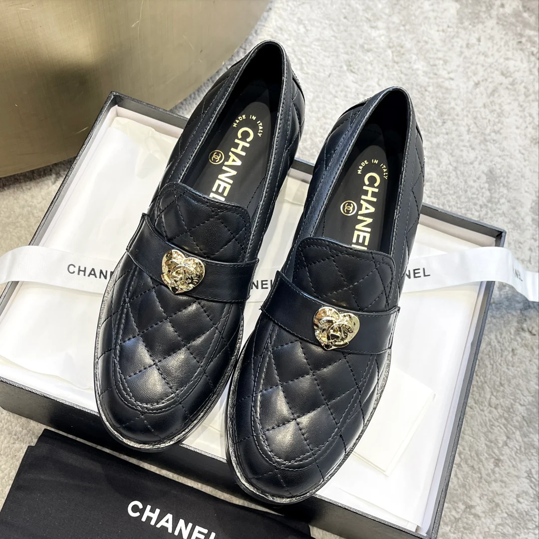 Новинка сезона весна/лето 2023 от Chanel — массивные лоферы в форме сердца с пряжкой.