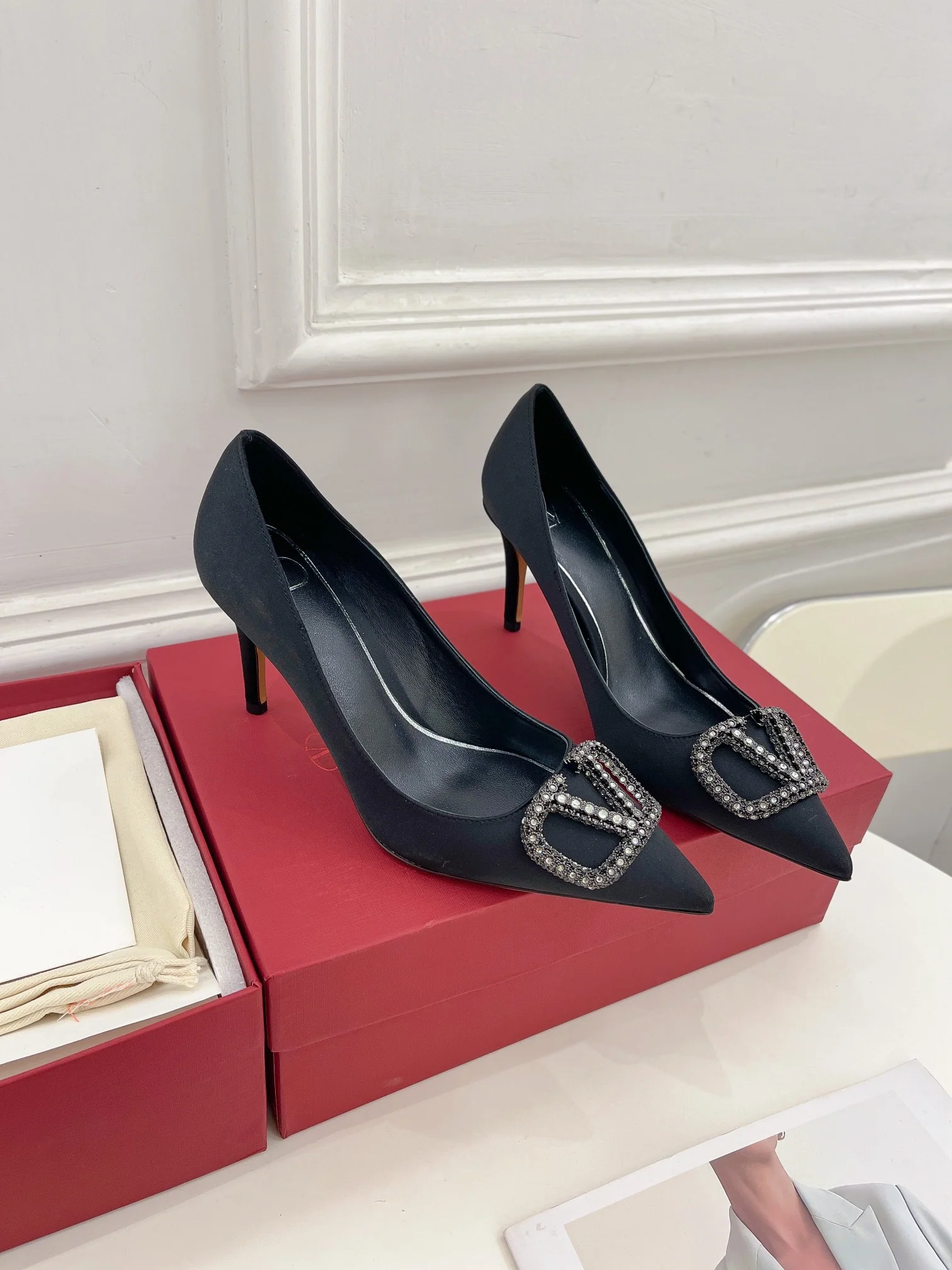 Новинка лета 2023 от Valentino - Коллекция Roman Stud - Туфли на высоком каблуке с бриллиантовой пряжкой - 5 см