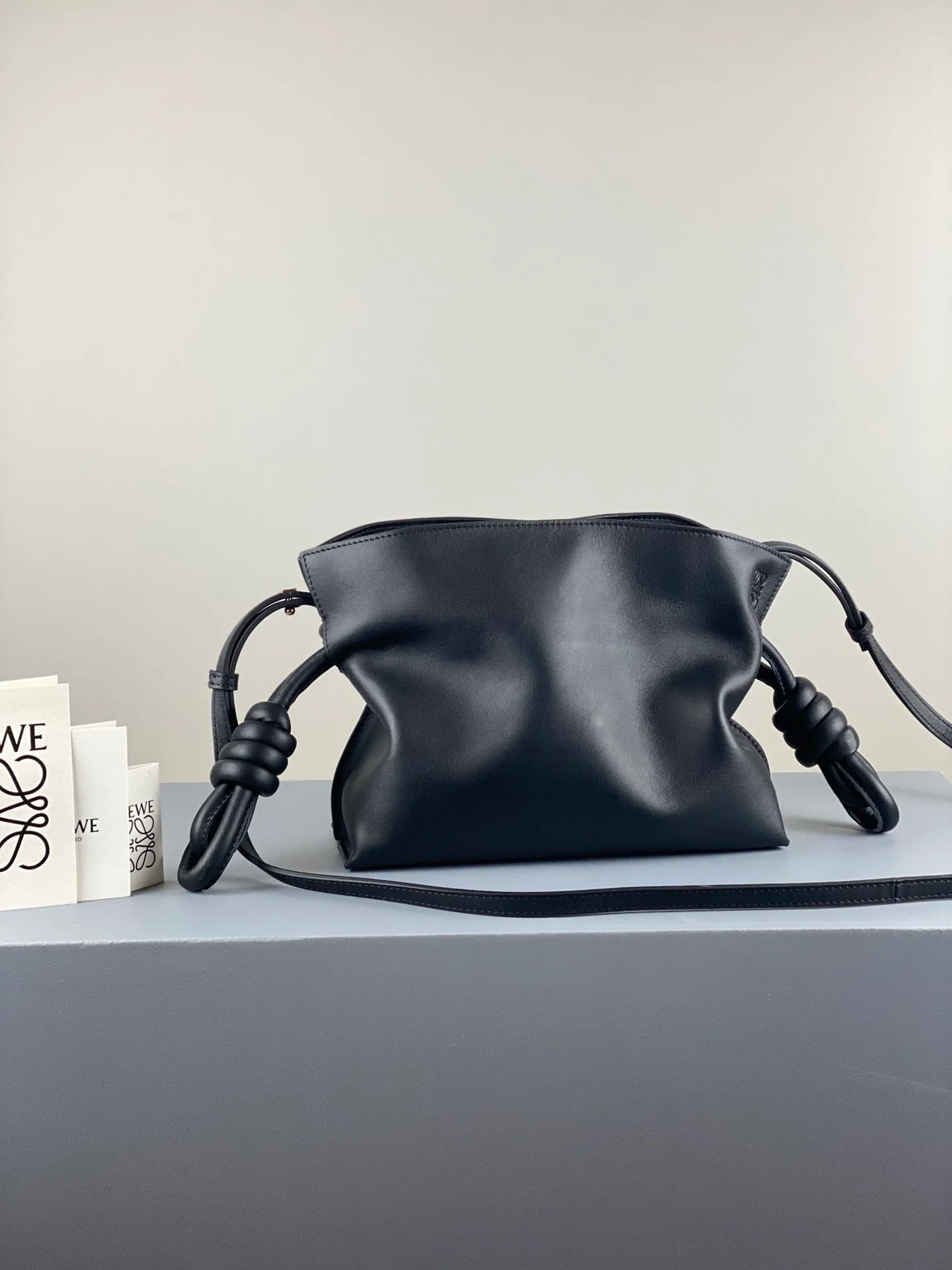 Loewe, обновленная версия 2020 года - Flamenco - Телячья кожа - Мини - Черный