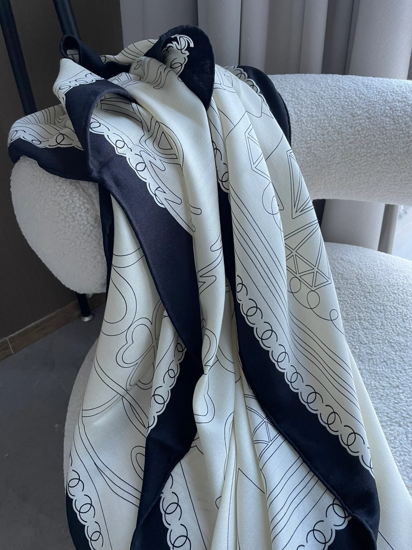 Chanel - Двусторонняя шаль 140 см