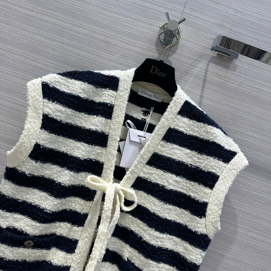 Новинка Dior весна/лето 2024: элегантный вязаный жилет на шнуровке темно-синего и белого цвета.