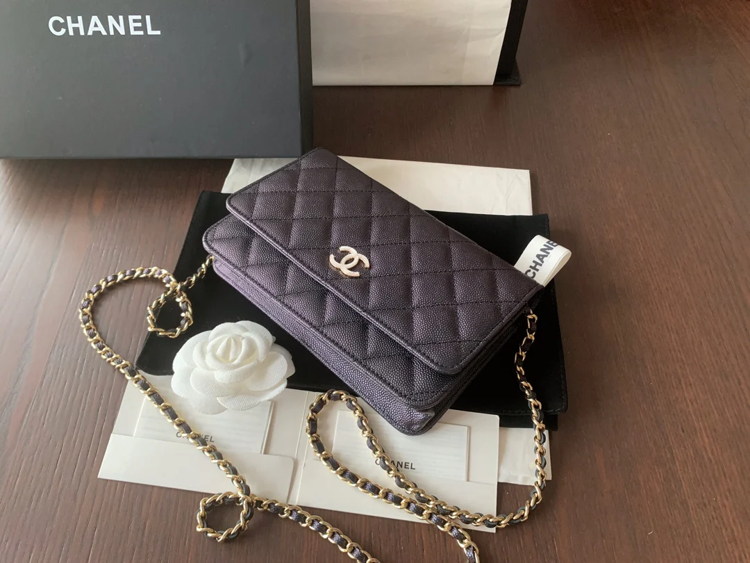 Пряжка Chanel WOC из телячьей кожи с жемчужным узором и эмалью - 2 шт.