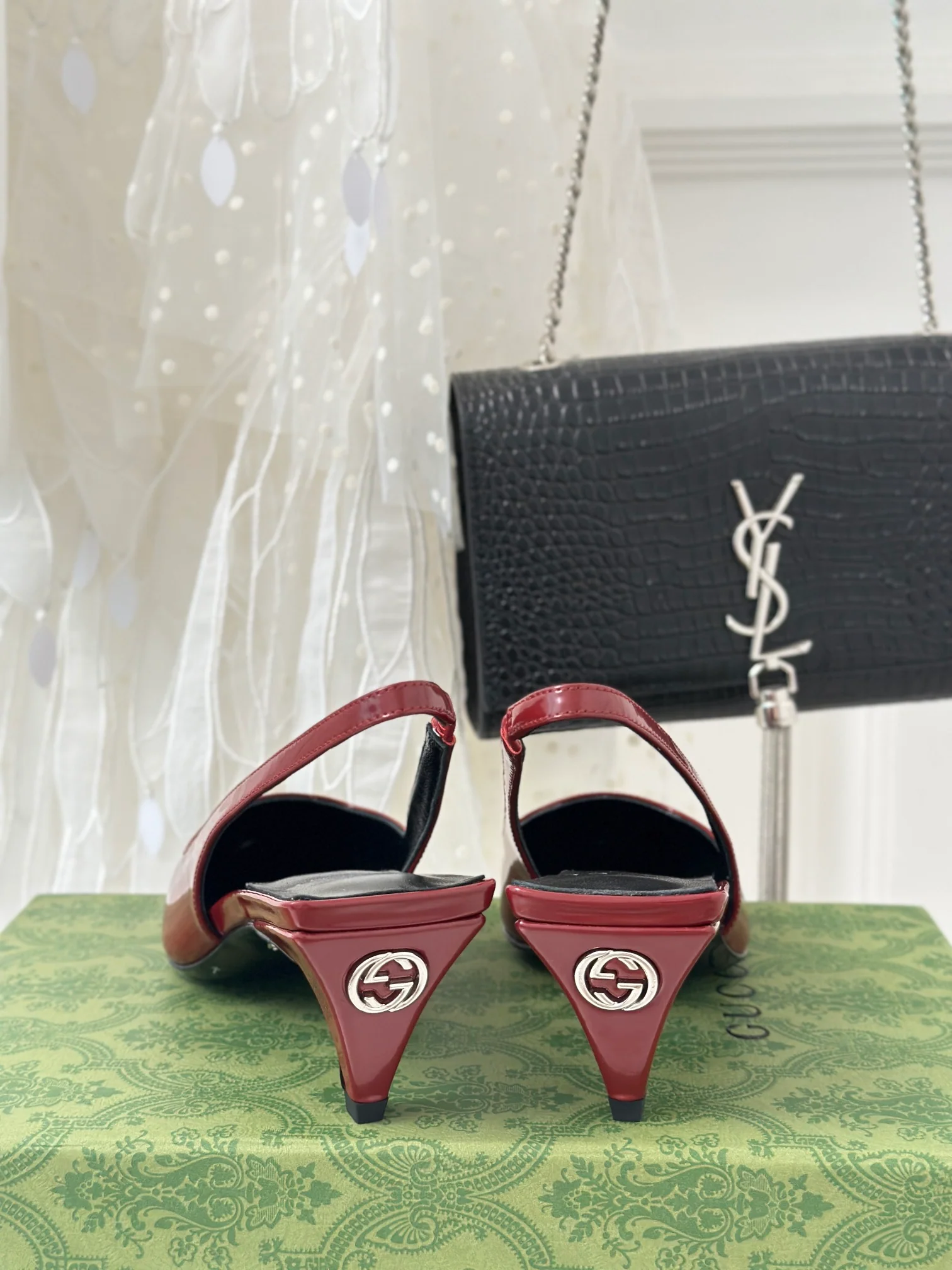 Новинка сезона весна/лето 2023 — Босоножки на невысоком каблуке с острым носком — Красные