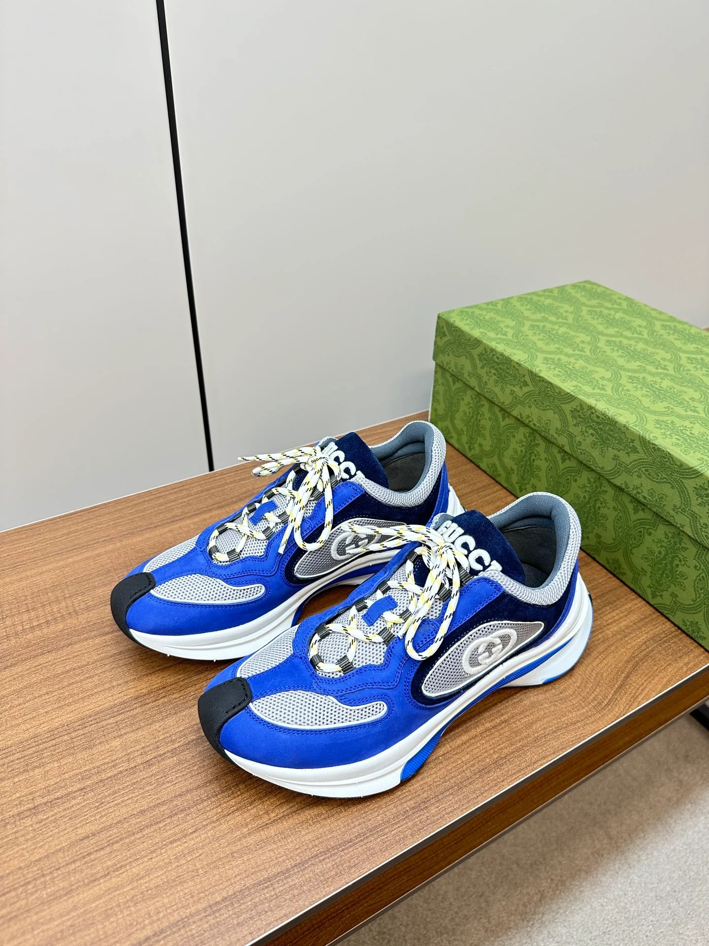 Новинка осенне-зимней коллекции Gucci 2023 — Кроссовки из однотонного вязаного кроя — Унисекс — Синие