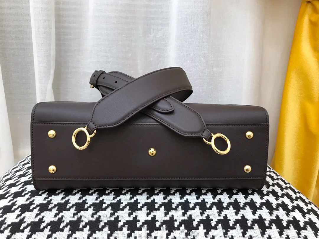 Сумка Fendi Peekaboo Medium из темно-коричневой кожи.