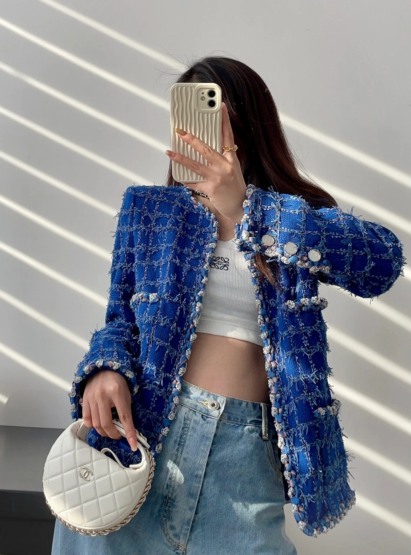 Коллекция Chanel ?Ранняя весна 2023? — клатч ?Хула-хуп? — белый — фото в одежде.