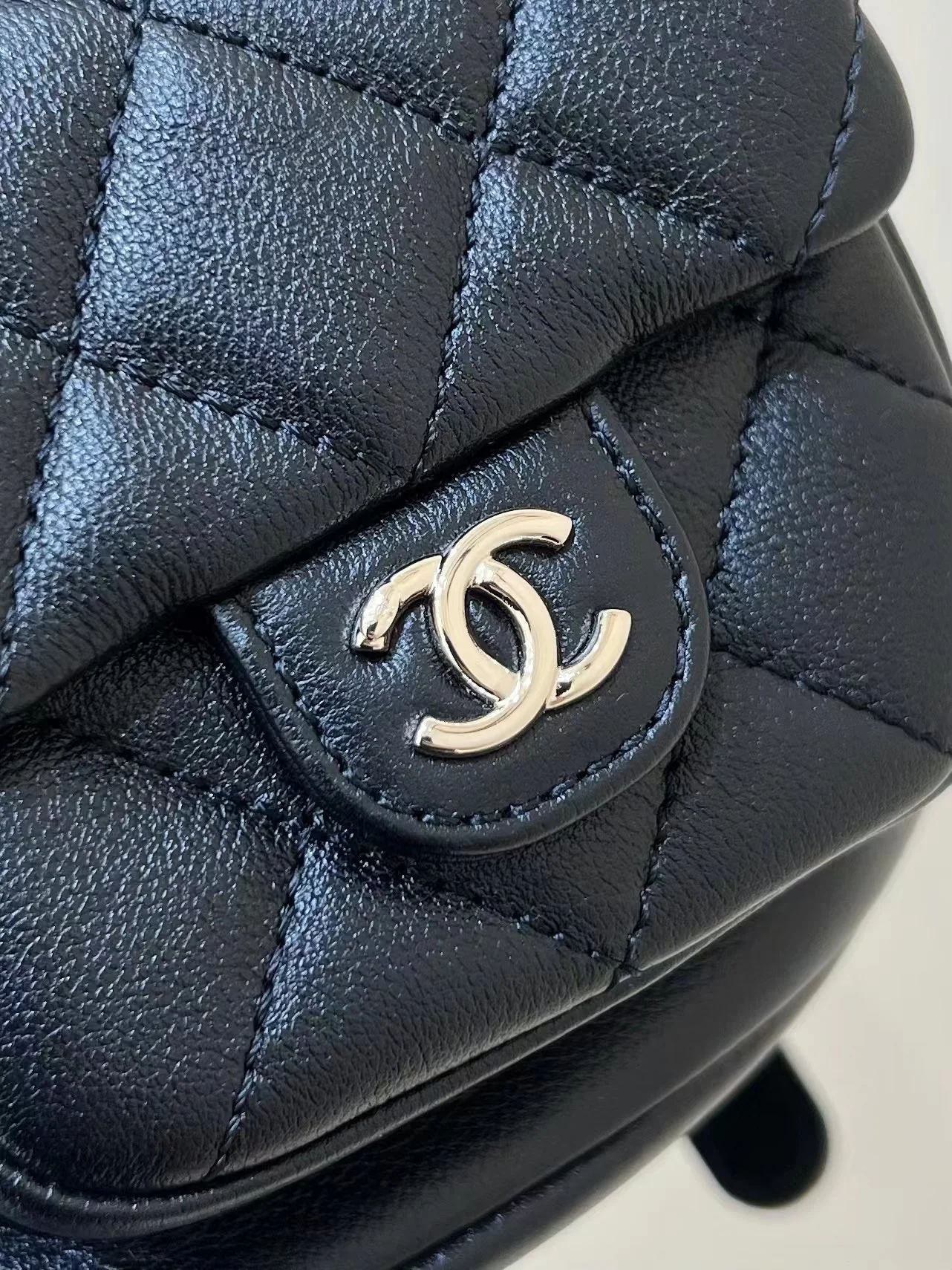 Коллекция Chanel Весна/Лето 2023 - Duma - Однотонный рюкзак из телячьей кожи - Черный