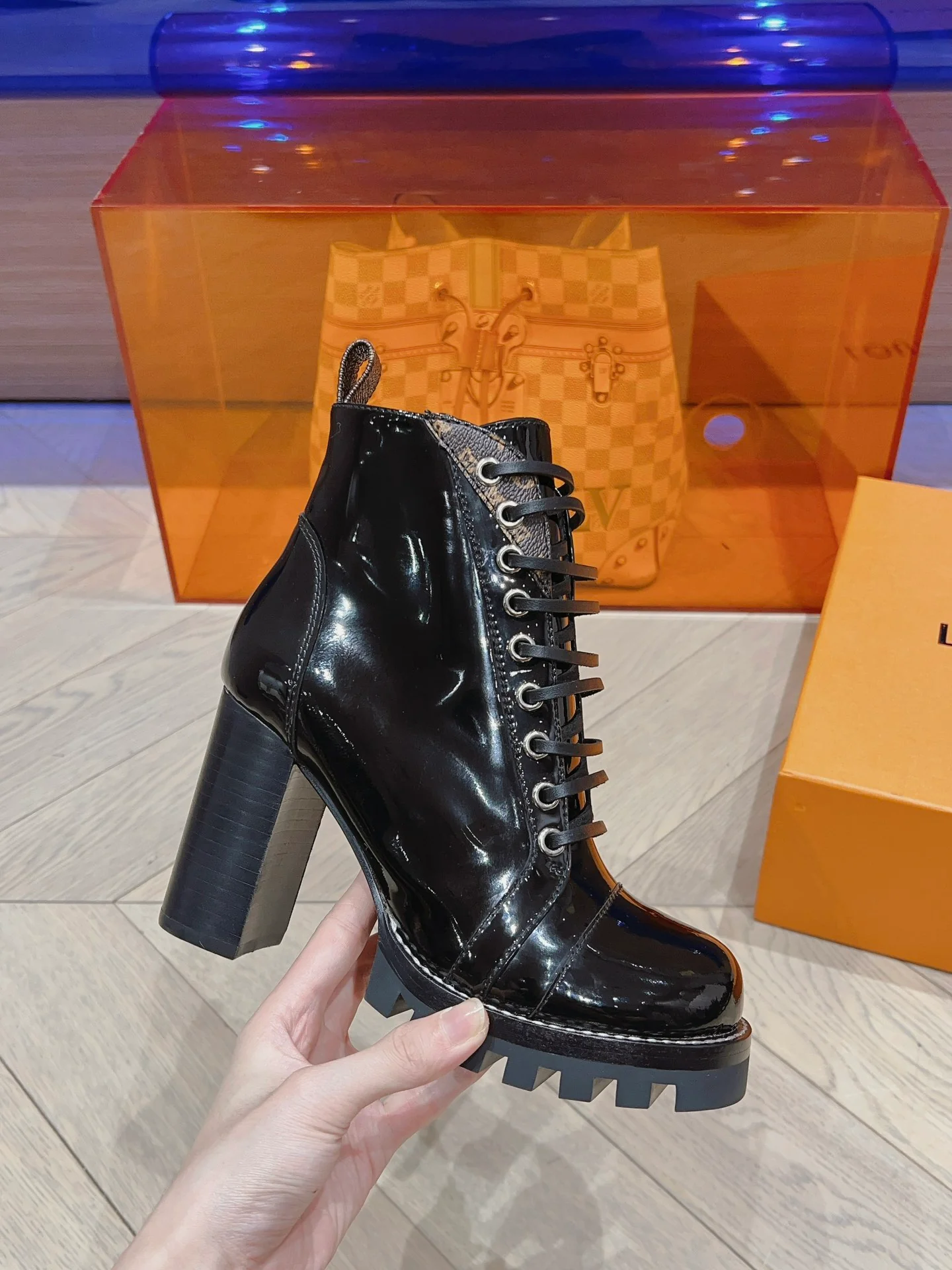 Новинка сезона осень/зима 2023 от LV - Ботильоны на высоком каблуке - Лакированная кожа, черные